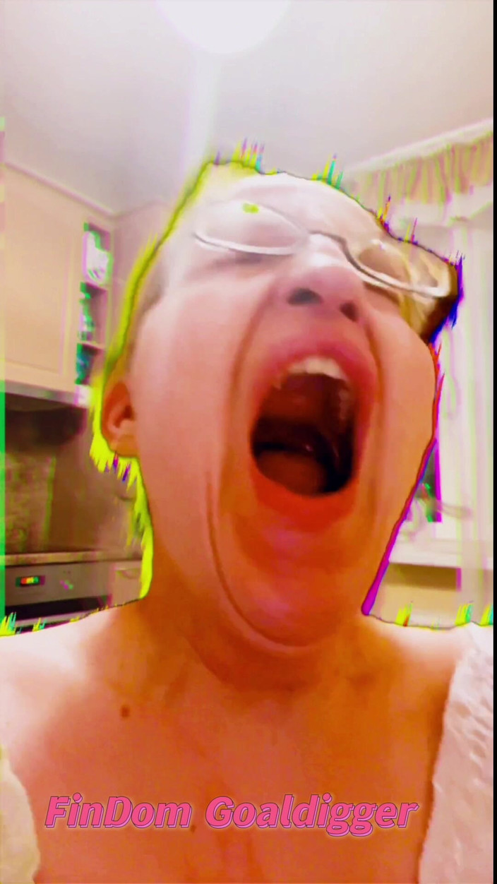 FinDom Goaldigger: Ziewanie śliną