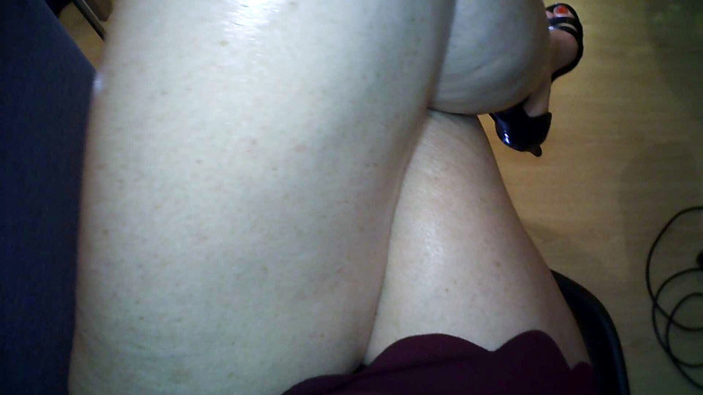 MisS Angel: Ser ner i mitt knä.