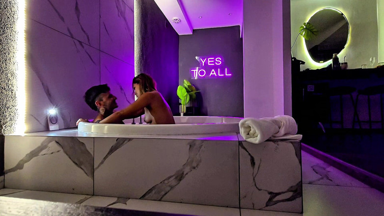 Young big apple: Za kamerou v motelové vířivce. Masturbace a sex.