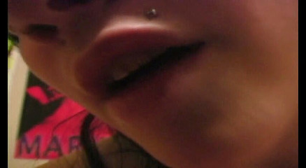 Foot Girls: La troia dai capelli neri le succhia e si lecca...