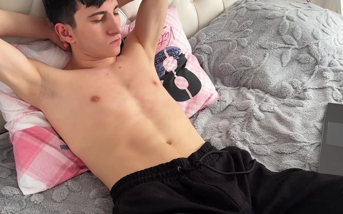 Ethan Lestray: Arkadaşım beni eşcinsel porno bölümüne mastürbasyon yaparken yakaladı, gırtlağına kadar...