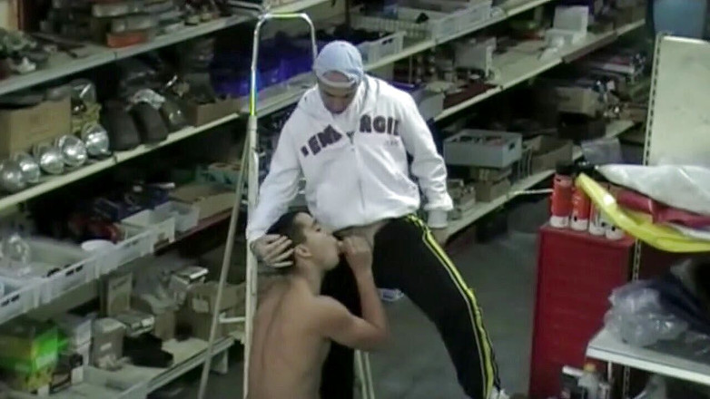 Gaybareback: Recta chupada y follada en un garaje