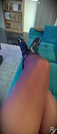 Bạn Yêu Đôi Ủng Và Quần Tất Của Tôi - Mistress Julia.