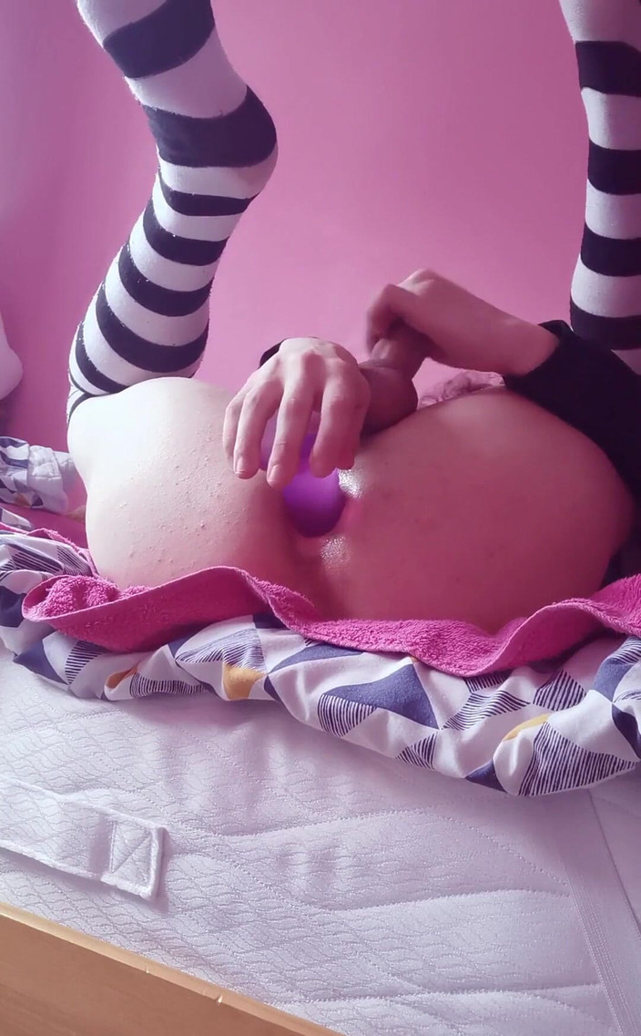 Rainbow Femboy: Gótica Femboi usando alguns brinquedos diferentes