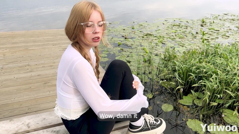 Yuiwoo: 可爱的处女女孩在她18岁生日那天让我射了三次