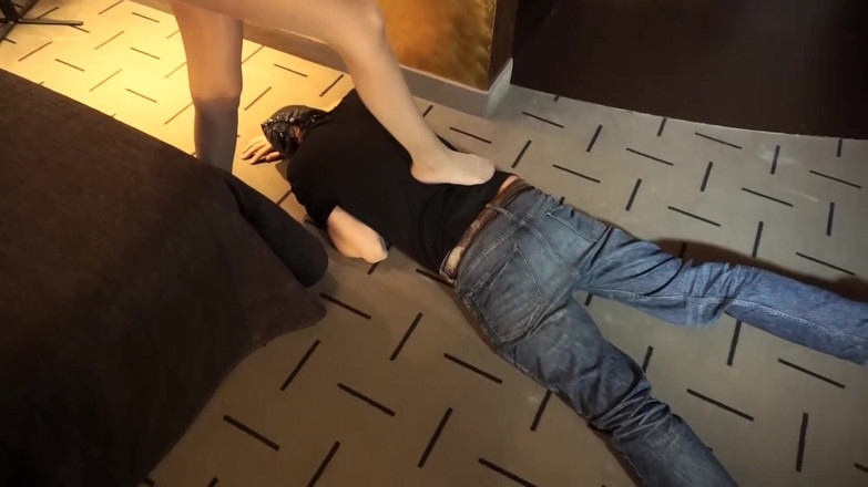 German BDSM MMV: Zlatá holka nakopne a dominuje tvrdě zachyceného zloděje