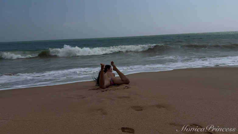Princess Monica: ビーチでのトップレス、膣の指遊び、屋外のヌード