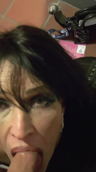Deepthroat Gagging MILF Unleashes Outdoor Piss Fountain