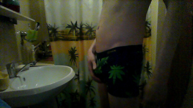 Rafael716: Lampu suluh pancutan dalam bilik air.