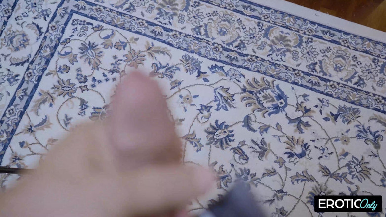 ONLYFREAKSX: 배관공은 고객의 자지를 움직입니다.