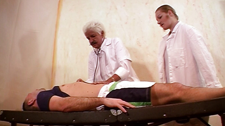 Alfacontent: Dos chicas cachondas y guapas aman compartir una polla dura