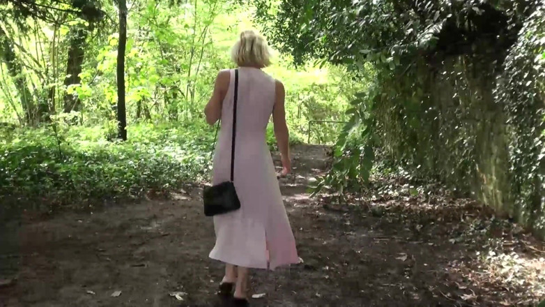 Dirty Doctors Clips: Een wandeling in het bos en naakte speeltijd