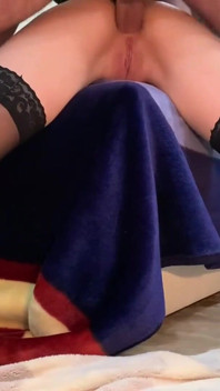 Kedua lubang pacarku dientot habis-habisan sama pacarku (seks anal)