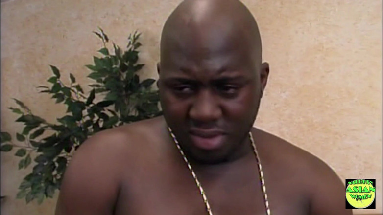 Naughty Asian Women: Brünette und rothaarige weiße mädchen haben einen leidenschaftlichen interracial vierer...