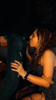 Dziwka ssie wielki twardy kutas, a następnie hardcore facefucked i głębokie gardło, aż spuści się w prawo w jej twarz i usta.