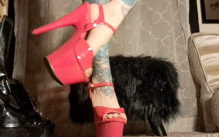 PandoraSG: Cuộc diễu hành gót chân tôn sùng - thử giày trên...