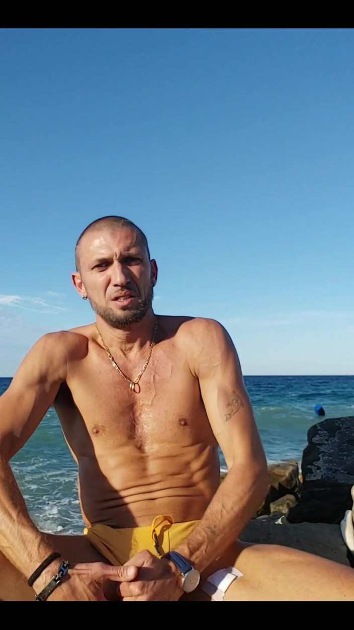 Boy jerking off: En la playa