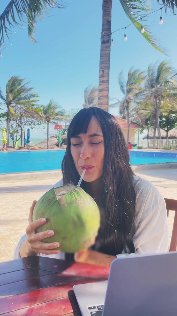 SexTravelers: मैं- सेक्सी सुंदरी लड़की मॉडल और नारियल। पूलसाइड सुंदर अलर्ट!