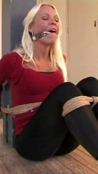 Natalie Pole amarrada cleavegagged