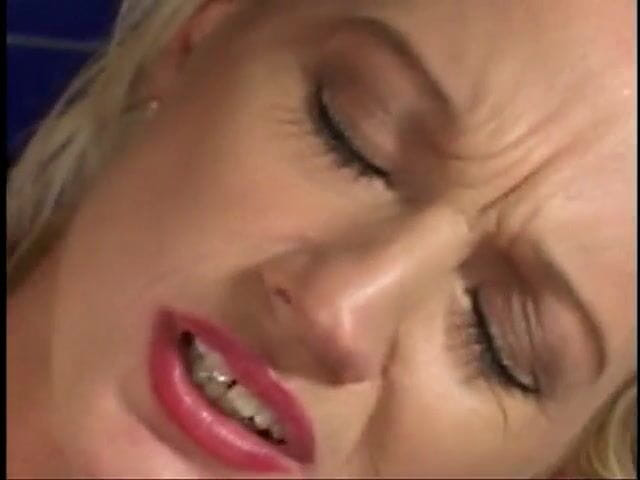 Meet and Fuck: Si blonde seksi dalam pepek gimnasium dikongkek jantan dalam cermin...