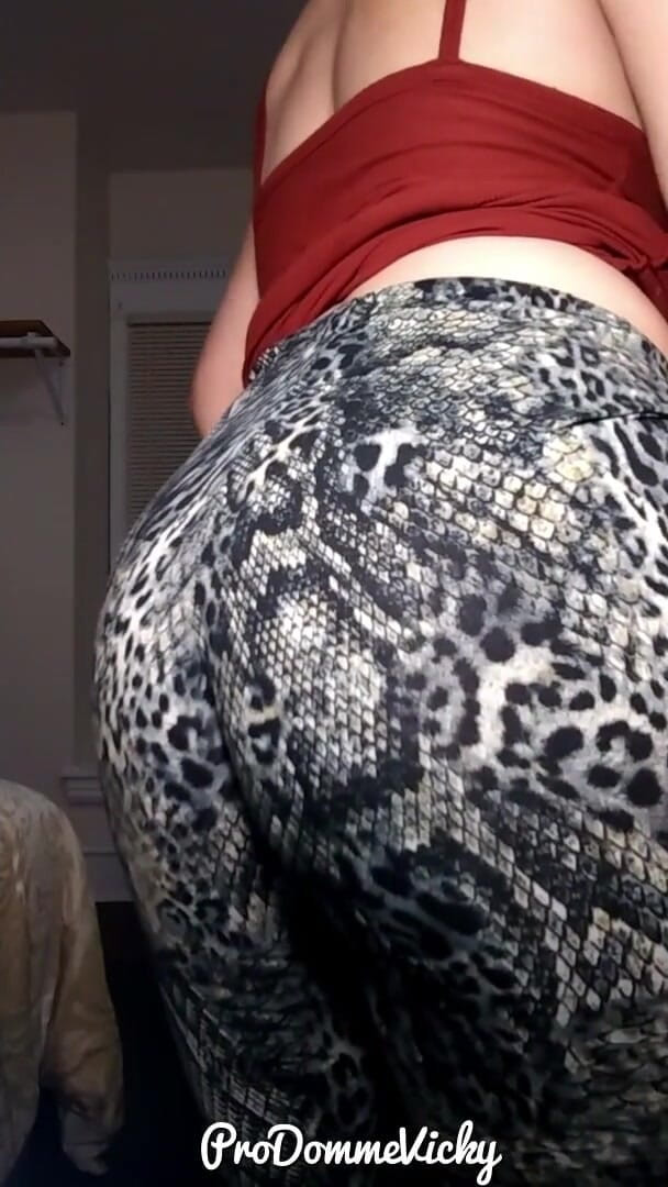 Porno angels: Gigantic fart show starring goddess Vicky
