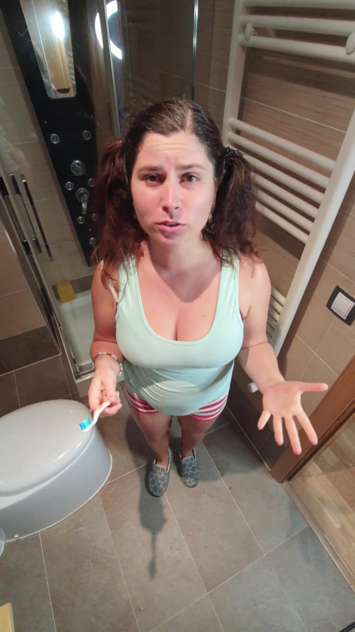 ExpressiaGirl: 愚かな継娘は精液で彼女の歯を磨く、継父は彼女をだました