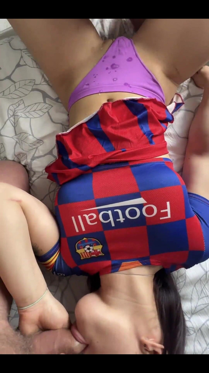 ComerZ: Calda cheerleader con un grosso culo si scopa due cazzi