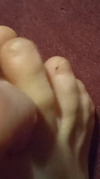 Schöne weiße beine, von denen ich meine socken ausziehe