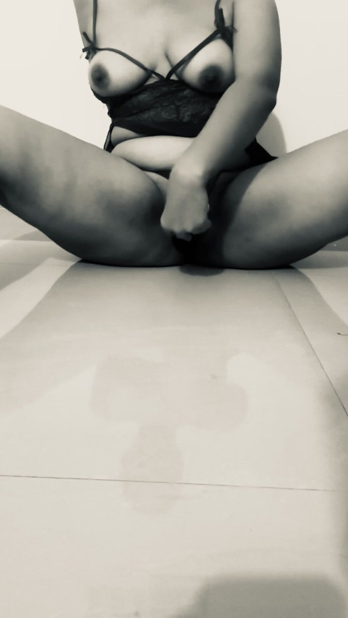 Foxxy_babe: Girlfriend Cheats and Masturbate for BF’s Friends