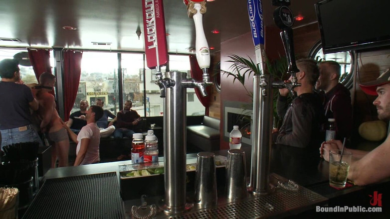 Bound in public: Kaslı adam azgın bir öğle yemeği kalabalığının önünde oğlanını kullanıyor ve sikiyor.