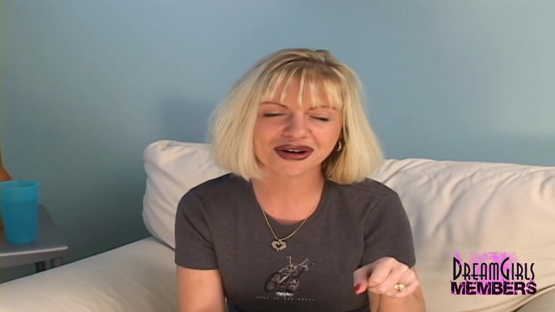 Dream Girls: Smoking hot Amy on the casting couch