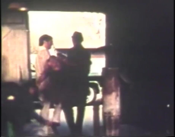Vintage megastore: Retro-fetisch-party mit einer brünette und einigen typen