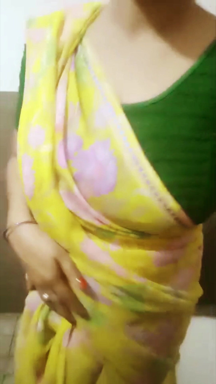 Desi_Tease_Queen: Desi bhabhi sari neckt - langsam heben &amp; spähen - kein gesicht - 4K Hohe...