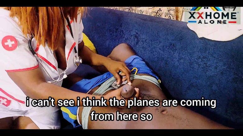 Home Alone: 그녀의 고객에 대한 폭유 가짜 간호사
