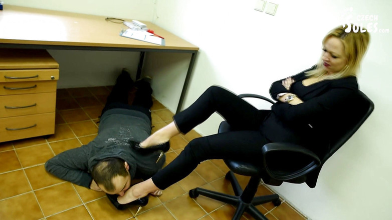 Czech Soles - foot fetish content: Jefe dominador convierte a un ladrón en esclavo de pie...