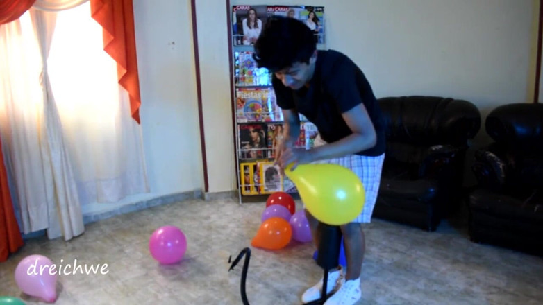 Dreichwe: Crushing balloons with the shoes