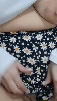 Heiße Ehefrau Masturbiert Ihre Muschi Mit Der Reibung Ihrer Shorts, Sie Wird Sehr Schmutzig, Will Schwanz.