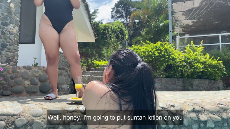 Naty Delgado: Zonnige dag bij het zwembad! Mijn beste vriend trekt me...