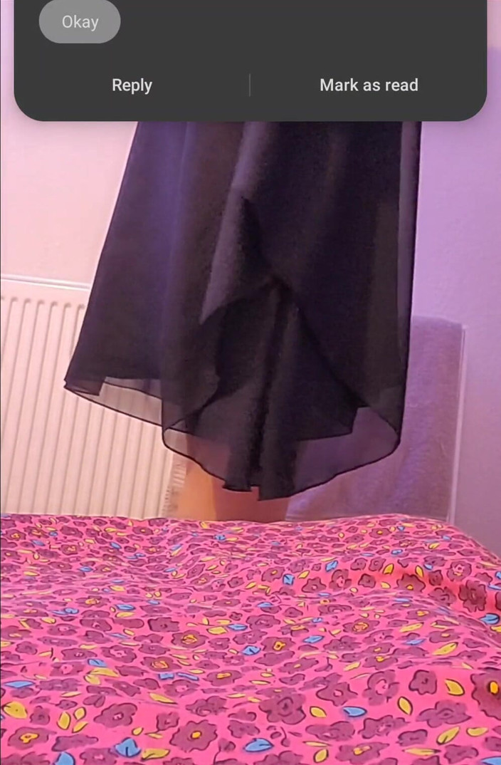 Girlie Simone: Ladyboy en robe noire et lingerie blanche