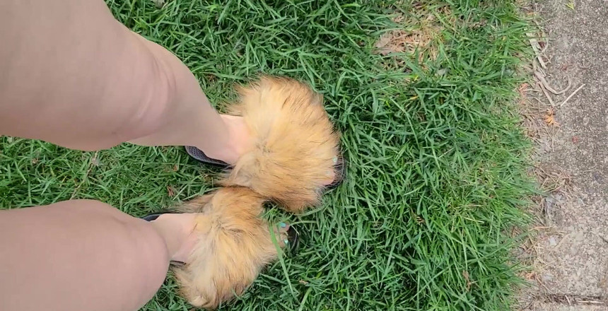 Raven Willow: Mmmm lagi asik muasin lubang pantatku pakai jari kaki aduhainya...