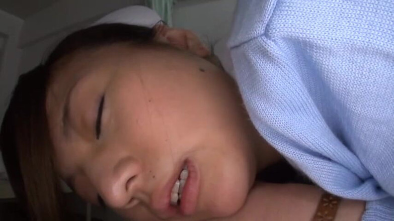 CherryBONBON: Suster nakal dengan mata lembut ini lagi asik muasin memeknya...