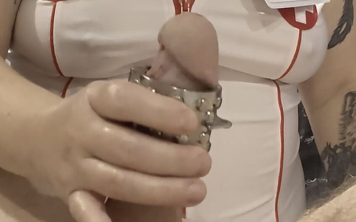 The Izars: Thư ký xoa bóp tại tiệm mát-xa