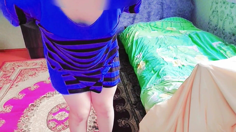 Kitty_Cross: 的Femboy在拐角处，微笑着挑逗