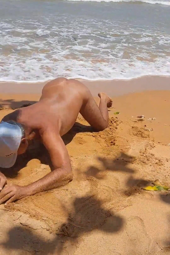 Ladysilvas: Ladysilva předvádí svůj sexy zadek na pláži nahá