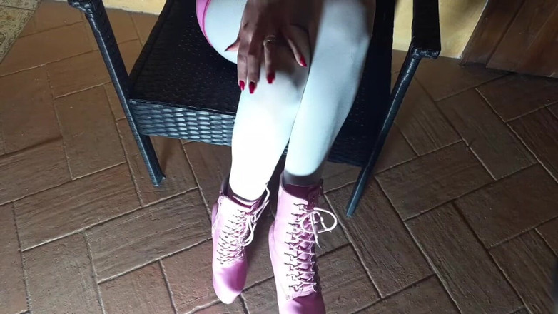 LauraOnHeels: Auf einem stuhl in strumpfhosen und stiefeln mit hohem absatz...