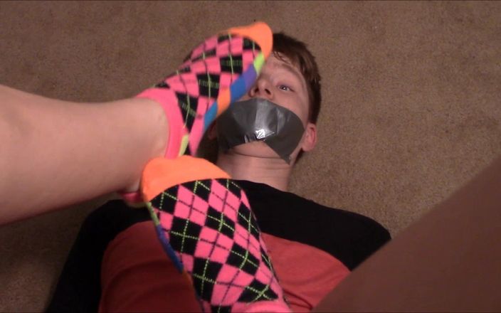 Selfgags femdom bondage: 覗き見彼氏が足臭い奴隷に変わった