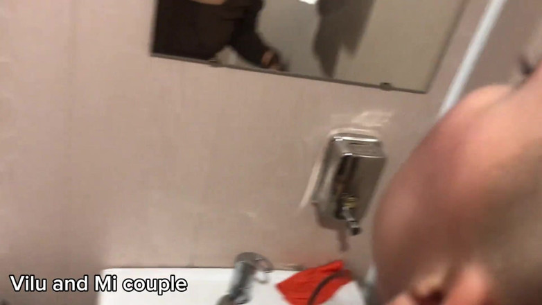 Vilu_and_Mi: Vilu Vidish en el baño público