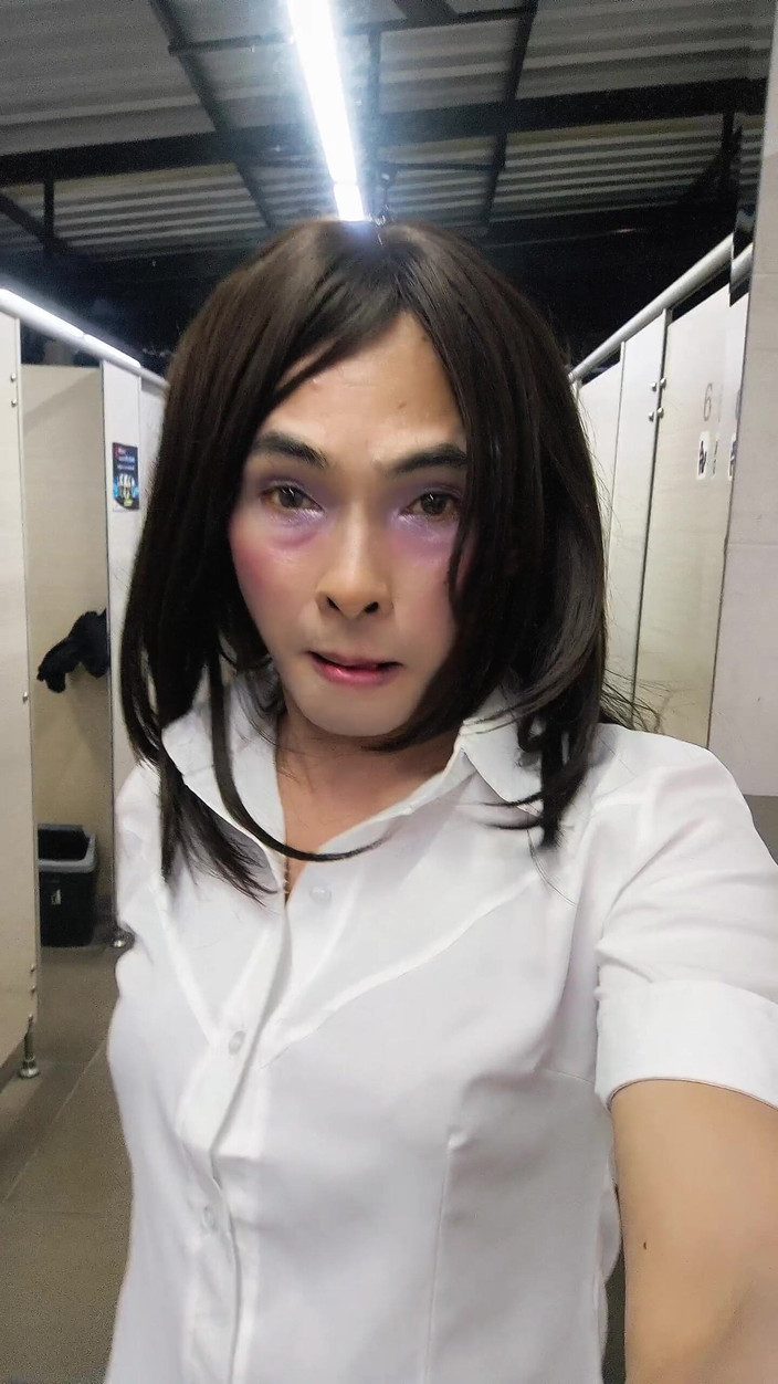 Menaiisd: 私の弱虫はふしだらな女のように振る舞っています。