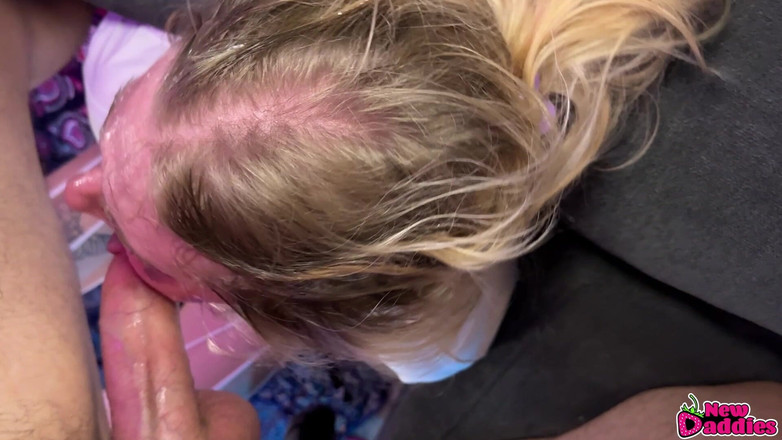 NewDaddies: Blond tjejs ansiktsknull, luftstrupen förstörd för alltid