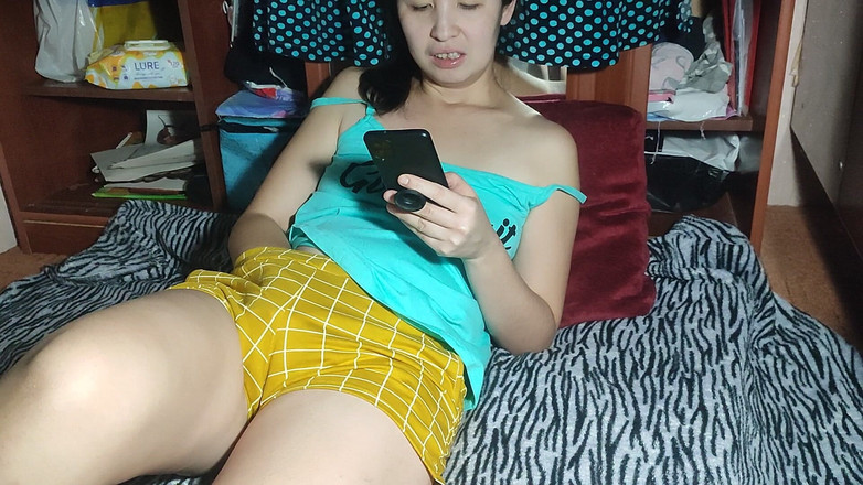 OniSoi: Перегляд порно і пестощі її пизди, не знімаючи одягу, засовує пальці в її шорти